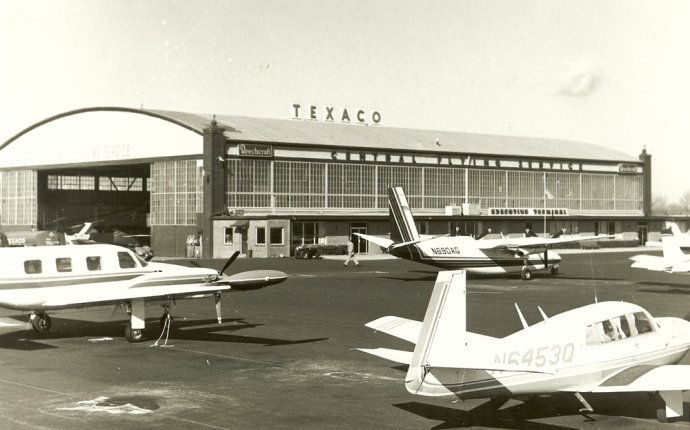 Misc aircraft arounf hangar 1