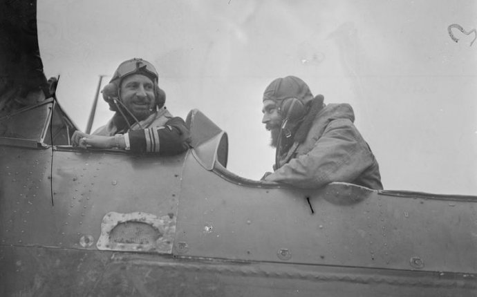 TRAINING FOR PILOTS FOR NAVAL AIRCRAFT. 1941, AT HMS JACKDAW