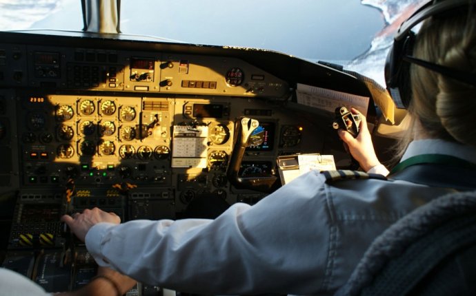 How to become a First Officer pilot?